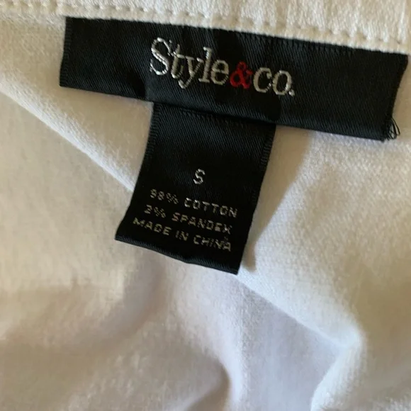 Women's White denim  Button-Up Jacket like new condition. It’s a generous small - Picture 7 of 8